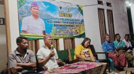 Anggota DPRD dari Partai Golkar saat kegiatan Reses Masa Sidang I di Desa Golo Ndaring Kecamatan Sano Nggoang pada, Minggu, 21/122/2025 siang