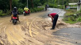 Satlantas Polres Manggarai Barat saat membersihkan ruas jalan di Binongko pada, Jumaat 19 Desember 2025 siang