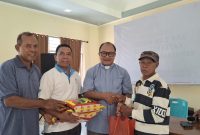 Saat pembagian Paket Sembako di Paroki Rohkudus Labuan Bajo