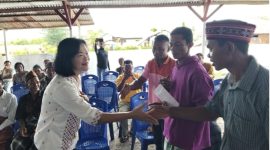 Yopi Widiyanti saat memberikan Sumbangan untuk mempercepat pembangunan Kapela di Wae Ti,ong 