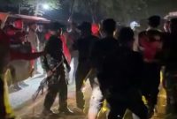 Aparat TNI-Polri saat terjadi kericuhan di lokasi kejadian pada,
Kamis, 25 Desember 2025 malam