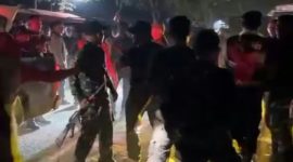 Aparat TNI-Polri saat terjadi kericuhan di lokasi kejadian pada,
Kamis, 25 Desember 2025 malam