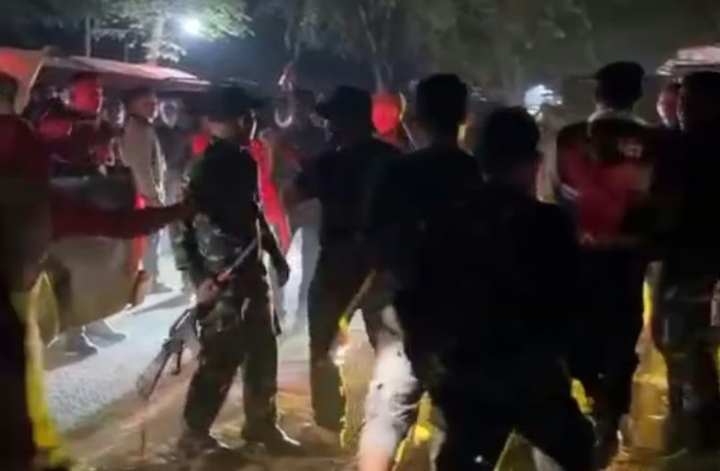 Aparat TNI-Polri saat terjadi kericuhan di lokasi kejadian pada,
Kamis, 25 Desember 2025 malam