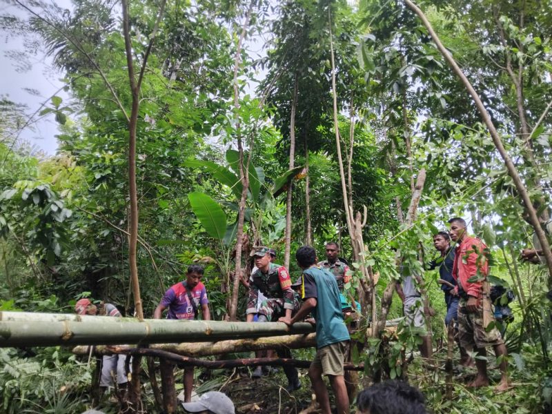 Babinsa Desa Golo Sepang Dan Babinsa Desa Golo Ketak Kolaborasi membangun Jembatan Darurat bersama Warga