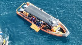 Saat evakuasi Jenazah WNA asal Spanyol oleh Tim SAR di perairan Pulau Padar pada, Minggu 04/01/2026