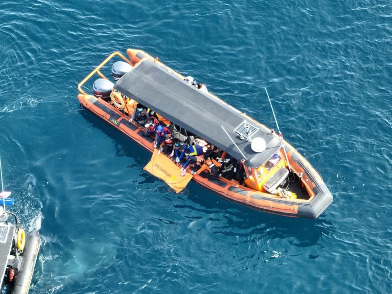 Saat evakuasi Jenazah WNA asal Spanyol oleh Tim SAR di perairan Pulau Padar pada, Minggu 04/01/2026