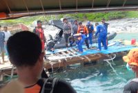 Tim SAR gabungan saat mengevakuasi korban pada bangkai Kapal KM Putri Sakinah di pesisir Pulau Komodo