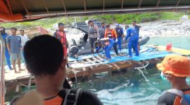 Tim SAR gabungan saat mengevakuasi korban pada bangkai Kapal KM Putri Sakinah di pesisir Pulau Komodo