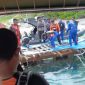 Tim SAR gabungan saat mengevakuasi korban pada bangkai Kapal KM Putri Sakinah di pesisir Pulau Komodo