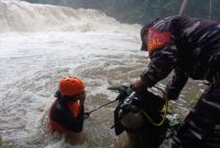Pencarian korban tenggelam di Air Terjun Tiwu Pai pada hari kedua belum ditemukan, Tim SAR gabungan kewalahan lantaran hujan deras dan aliran air sungai semakin besar pada Senin, 12/01/2026