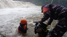 Pencarian korban tenggelam di Air Terjun Tiwu Pai pada hari kedua belum ditemukan, Tim SAR gabungan kewalahan lantaran hujan deras dan aliran air sungai semakin besar pada Senin, 12/01/2026