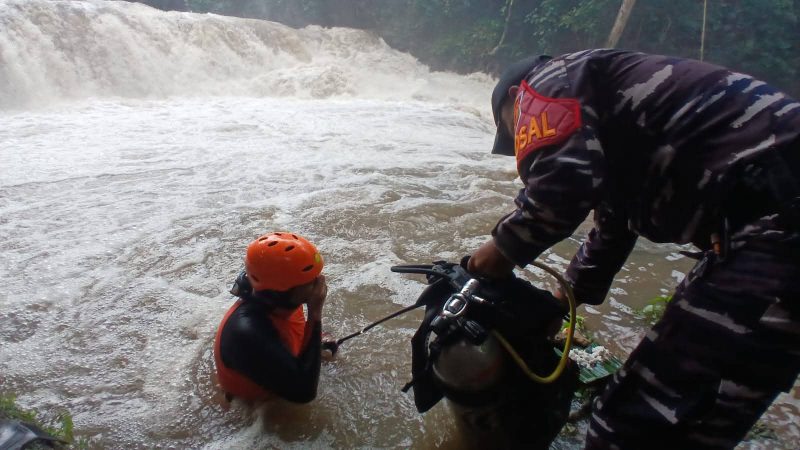 Pencarian korban tenggelam di Air Terjun Tiwu Pai pada hari kedua belum ditemukan, Tim SAR gabungan kewalahan lantaran hujan deras dan aliran air sungai semakin besar pada Senin, 12/01/2026