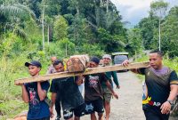 Kapolsek Lembor, IPDA Vinsen Bagus, S.I.P bersama warga perbaiki Jembatan rusak di Desa Semang kecamatan Welak pada, Sabtu, 10/01/2026