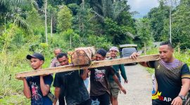 Kapolsek Lembor, IPDA Vinsen Bagus, S.I.P bersama warga perbaiki Jembatan rusak di Desa Semang kecamatan Welak pada, Sabtu, 10/01/2026