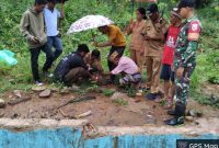 Babinsa Koramil 1630/01 Komodo, Serda Candra dan Kades Philipus Tulur saat melaksanakan ritual adat pada kegiatan pembersihan dan pemerataan lahan Koprasi Desa Merah Putih yang berlokasi di wilayah Desa Golo Ketak, Kecamatan Boleng, Kabupaten Manggarai Barat, Senin (12/01/2026).