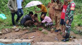 Babinsa Koramil 1630/01 Komodo, Serda Candra dan Kades Philipus Tulur saat melaksanakan ritual adat pada kegiatan pembersihan dan pemerataan lahan Koprasi Desa Merah Putih yang berlokasi di wilayah Desa Golo Ketak, Kecamatan Boleng, Kabupaten Manggarai Barat, Senin (12/01/2026).