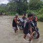 Babinsa Serda Candra Kirana Sam bersama dengan warga bantu angkat motor saat kali Wae Galang Banjir di Desa Golo Ketak kecamatan Boleng pada, Kamis 15/01/2026