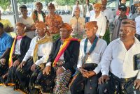 Tua Gendang (Tua Adat) kampung Pela Bapak Raimundus Labut (tengah) Jas hitam. Saat diwawancara oleh sejumlah awak Media dihalaman Polres Manggarai Barat pada, Jumaat 16/01/2026 sore