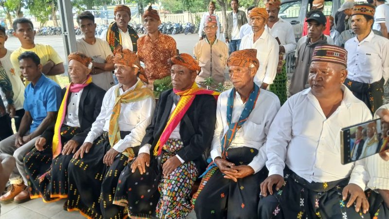 Tua Gendang (Tua Adat) kampung Pela Bapak Raimundus Labut (tengah) Jas hitam. Saat diwawancara oleh sejumlah awak Media dihalaman Polres Manggarai Barat pada, Jumaat 16/01/2026 sore