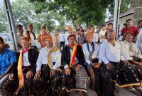 Raimundus Labut Tua Adat Kampung Pela (jas Hitam tengah) saat diwawancara usai memberi keteranganya di ruangan Penyidik Polres Mabar pada, 17/01/20206 sore