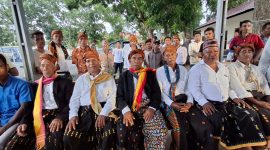 Raimundus Labut Tua Adat Kampung Pela (jas Hitam tengah) saat diwawancara usai memberi keteranganya di ruangan Penyidik Polres Mabar pada, 17/01/20206 sore