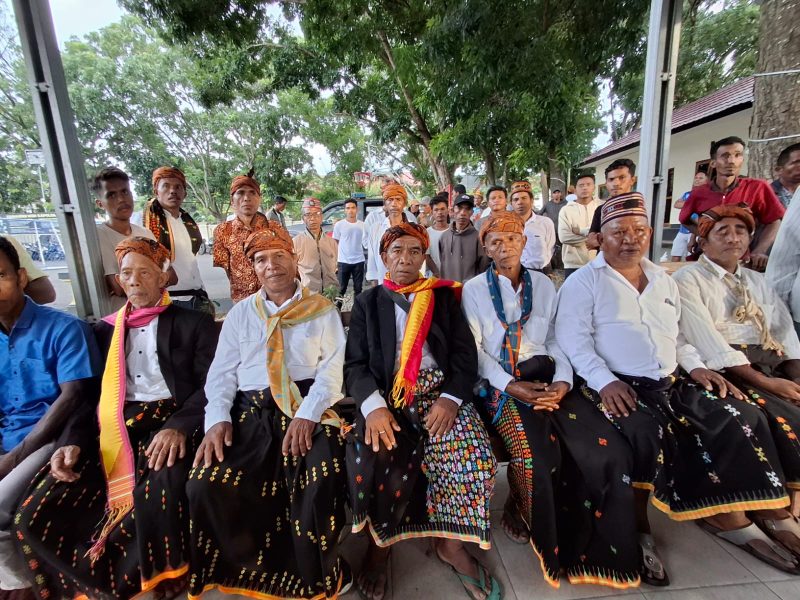 Raimundus Labut Tua Adat Kampung Pela (jas Hitam tengah) saat diwawancara usai memberi keteranganya di ruangan Penyidik Polres Mabar pada, 17/01/20206 sore