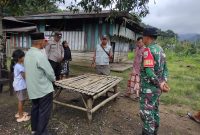 Babinsa Candra Kirana Sam dari Koramil 1630 bersama Kades Philipus Tulur, tinjau lansung Rumah warga yang terdampak angin Puting Beliung di di Kampung Cangkang pada Jum'at 23/01/2026 siang 