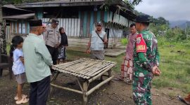 Babinsa Candra Kirana Sam dari Koramil 1630 bersama Kades Philipus Tulur, tinjau lansung Rumah warga yang terdampak angin Puting Beliung di di Kampung Cangkang pada Jum'at 23/01/2026 siang 
