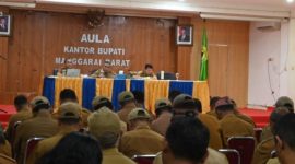 Bupati Edistasius Endi saat memimpin rapat di Aula Kantor Bupati Manggarai Barat