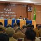 Bupati Edistasius Endi saat memimpin rapat di Aula Kantor Bupati Manggarai Barat