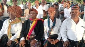 Tua Gendang (Tua Adat) kampung Pela Bapak Raimundus Labut (tengah) Jas hitam. Saat diwawancara oleh sejumlah awak Media dihalaman Polres Manggarai Barat pada, Jumaat 16/01/2026 sore 