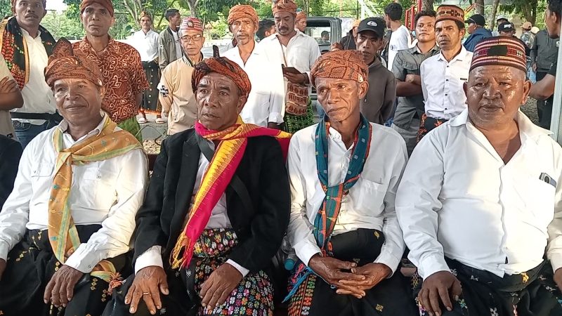 Tua Gendang (Tua Adat) kampung Pela Bapak Raimundus Labut (tengah) Jas hitam. Saat diwawancara oleh sejumlah awak Media dihalaman Polres Manggarai Barat pada, Jumaat 16/01/2026 sore 