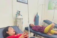 Korban pengeroyokan di Sernaru (Raba) saat berada di Puskesmas Labuan Bajo pada Minggu, 16/11/2025