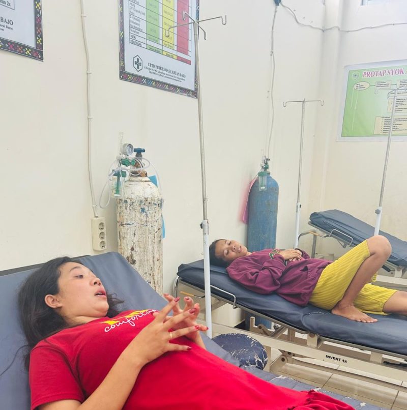 Korban pengeroyokan di Sernaru (Raba) saat berada di Puskesmas Labuan Bajo pada Minggu, 16/11/2025