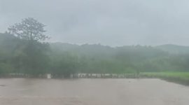 Akibat Banjir, Air sungai Meluap hingga masuk ke rumah warga di Mbrata pada kamis siang