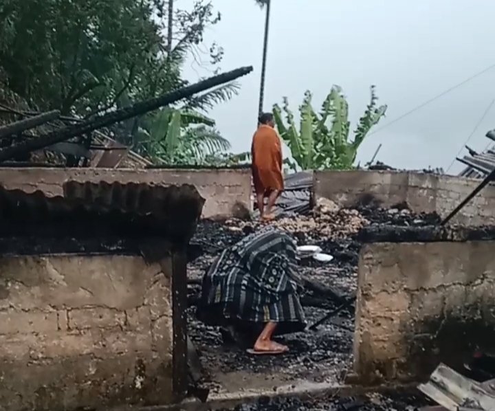 Satu Unit rumah warga Desa Compang Cibal hangus terbakar