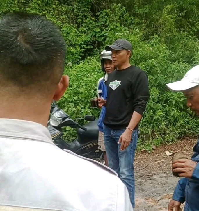 Rofinus Rahmat, anggota DPRD Mabar tinjau lansung jalur Bambor - Werang yang terdampak Longsor