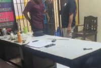 Seorang pria yang diduga oknum anggota TNI mendatangi markas kepolisian tersebut dengan tujuan yang tidak biasa, meminta pembebasan seorang tahanan pada Sabtu (24/01/26)
