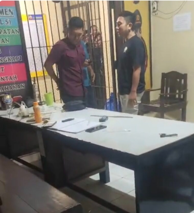 Seorang pria yang diduga oknum anggota TNI mendatangi markas kepolisian tersebut dengan tujuan yang tidak biasa, meminta pembebasan seorang tahanan pada Sabtu (24/01/26)