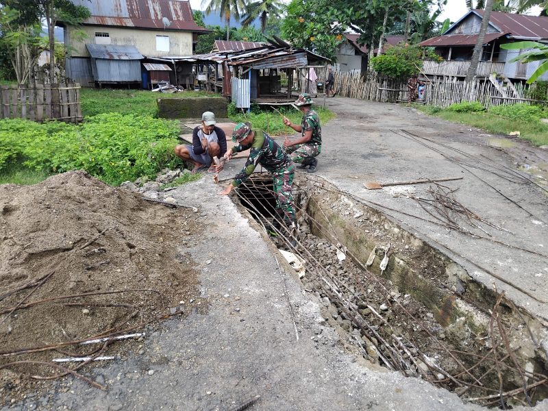 Babinsa Koramil 1630-01 Komodo ya g bertugas di Kecamatan Boleng, bantu warga memperbaiki Deker yang rusak menuju ke Pasar Terang