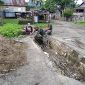 Babinsa Koramil 1630-01 Komodo ya g bertugas di Kecamatan Boleng, bantu warga memperbaiki Deker yang rusak menuju ke Pasar Terang