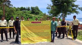 Para Pekerja di Mawatu Resort Labuan Bajo memasang Baliho di Pintu masuk, mereka menuntut hak yang belum terbayarkan oleh Kontraktor. 
Kamis, 05/02/2026 siang