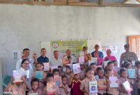 Aliansi Wartawan Manggarai Barat Bagikan Buku Tulis Kepada Siswa Di SDK Kenari Desa Tiwu Namapar.