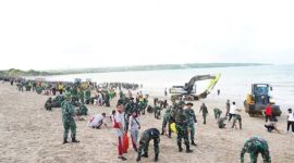 Aksi bersama TNI-Polri, Pemda dan Masyarakat bersihkan sampah di Pantai Kedonganan dan Pantai Kuta Bali.