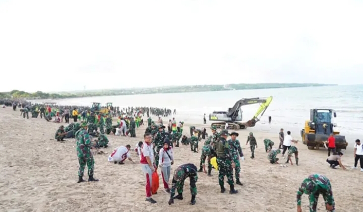 Aksi bersama TNI-Polri, Pemda dan Masyarakat bersihkan sampah di Pantai Kedonganan dan Pantai Kuta Bali.