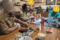 Tiga ASN Di Manggarai Barat Lagi Asik Minum Keras (Miras) disalah satu Kafe di Labuan Bajo.