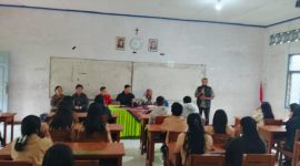 Pemateri dari Densus 88, Silvester Guntur, SH., MM., Menggelar Sosialisasi di SMA Katolik Santo Fransiskus Xaverius Ruteng pada Sabtu (6/3/2026) pagi.