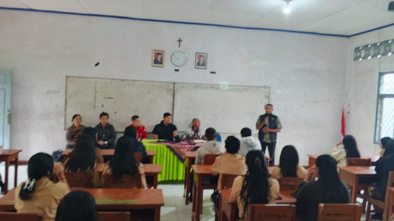 Pemateri dari Densus 88, Silvester Guntur, SH., MM., Menggelar Sosialisasi di SMA Katolik Santo Fransiskus Xaverius Ruteng pada Sabtu (6/3/2026) pagi.