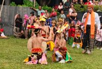 Anak Usia Dini Dari dari TK dan SD di Labuan Bajo, menampilkan Tarian Budaya Caci di Tempat Wisata Gua Batu Cermin pada Minggu, (8/3/26) siang.