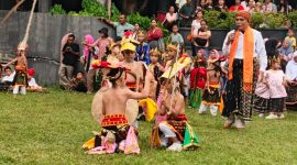 Anak Usia Dini Dari dari TK dan SD di Labuan Bajo, menampilkan Tarian Budaya Caci di Tempat Wisata Gua Batu Cermin pada Minggu, (8/3/26) siang.